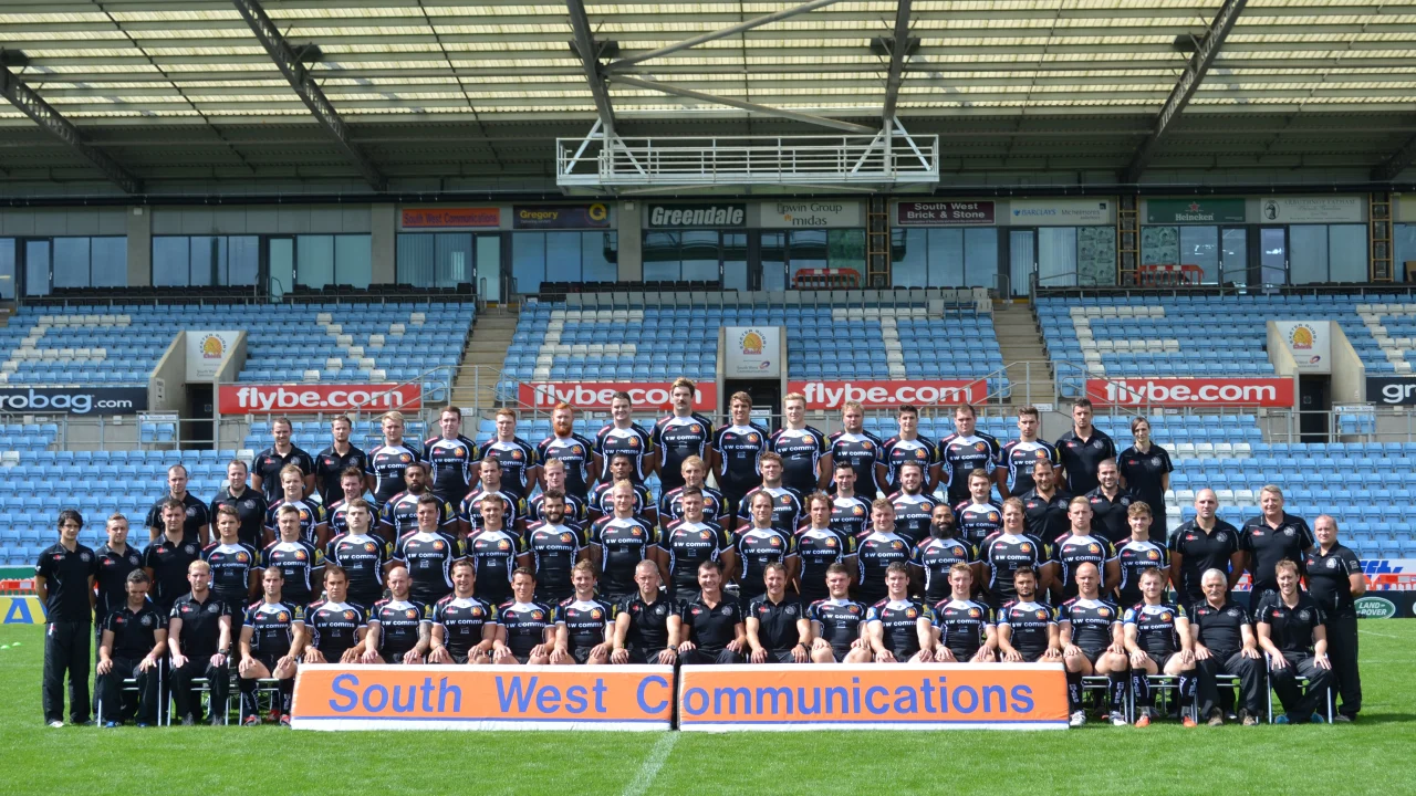 Henry Slade, centro de Exeter Chiefs, patea una conversión durante un partido de la Premiership.