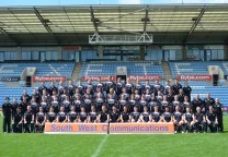 Henry Slade, centro de Exeter Chiefs, patea una conversión durante un partido de la Premiership.