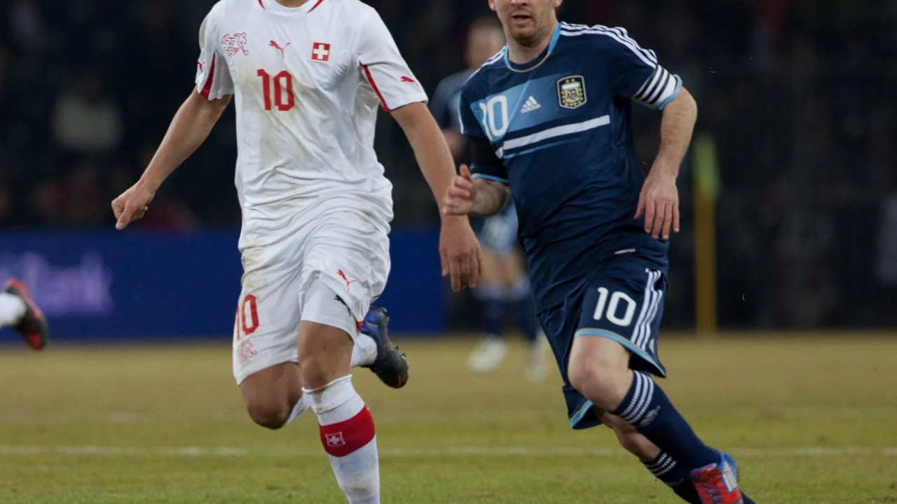 Lionel Messi con la camiseta de la Selección Argentina saluda al público en el Estadio Monumental.