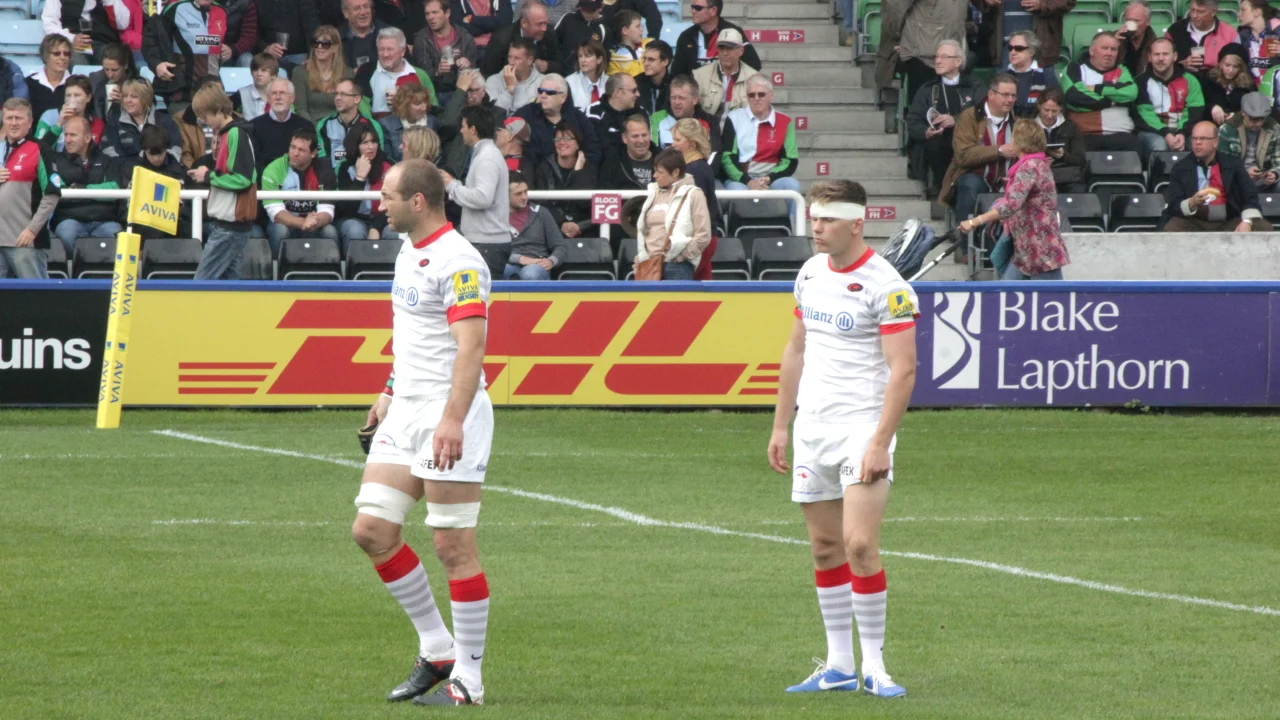 Steve Borthwick, head coach de Inglaterra, observando desde el costado de la cancha durante un partido de rugby.