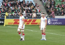 Steve Borthwick, head coach de Inglaterra, observando desde el costado de la cancha durante un partido de rugby.
