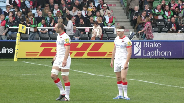 Steve Borthwick, head coach de Inglaterra, observando desde el costado de la cancha durante un partido de rugby.