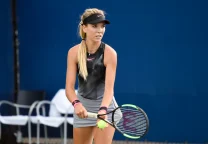 Katie Boulter celebrando un punto durante un partido de tenis en el Japan Open.
