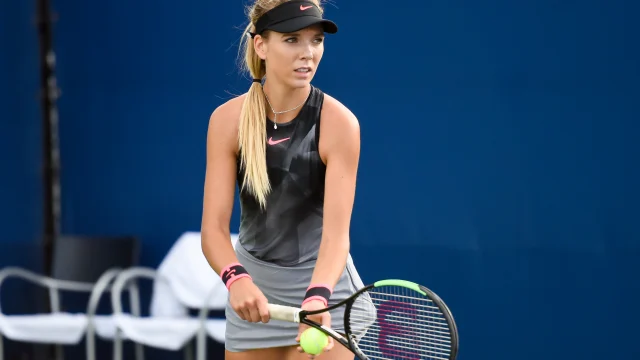 Katie Boulter celebrando un punto durante un partido de tenis en el Japan Open.