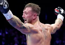 Brad Pauls, boxeador británico de peso mediano, dentro del ring.