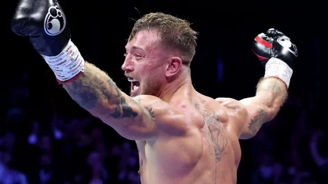 Brad Pauls, boxeador británico de peso mediano, dentro del ring.
