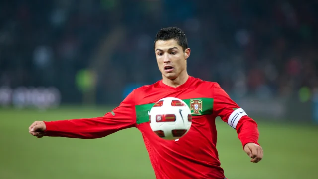 Cristiano Ronaldo con la camiseta de Portugal durante un partido internacional.