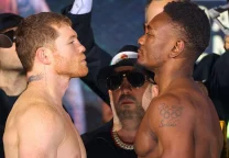 Saúl 'Canelo' Álvarez y Christian Mbilli en el careo de pesaje en Riad, con los cinturones de la WBC de fondo.