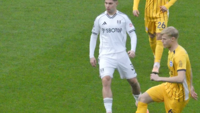 El mediocampista sueco Yasin Ayari durante un partido con la camiseta del Brighton.