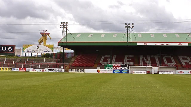 Jugadoras de Cliftonville Ladies celebrando un gol durante la final de la Women's League Cup en Seaview