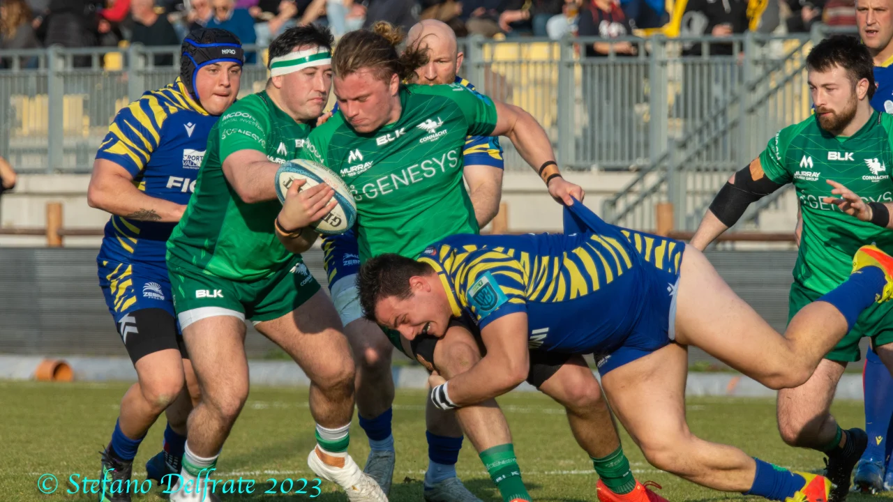 Jugadores de Connacht celebrando un try durante un partido del United Rugby Championship.