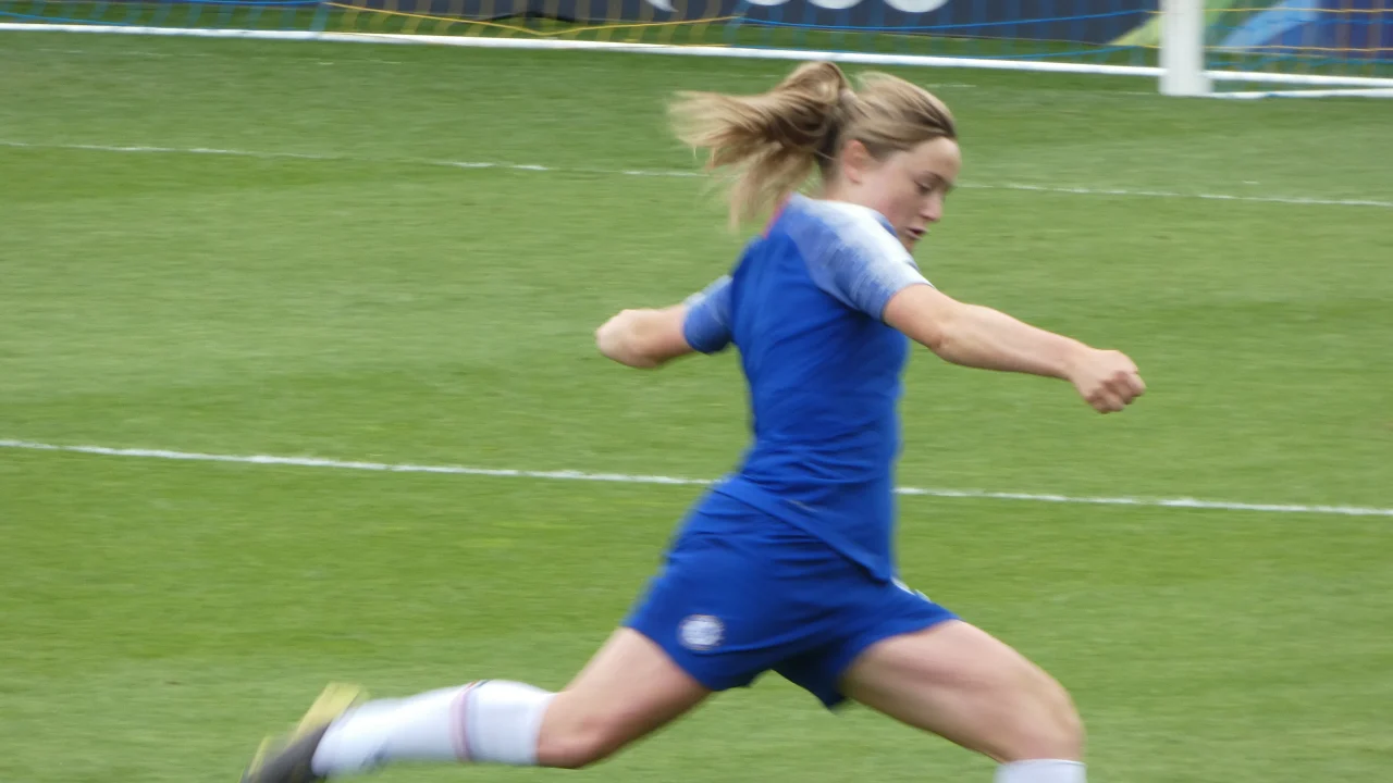 Erin Cuthbert con la camiseta de la selección de Escocia durante un partido internacional.