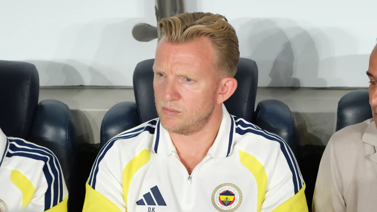 Dirk Kuyt en el banco de suplentes del Fenerbahce durante un partido de la liga turca.