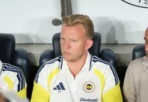 Dirk Kuyt en el banco de suplentes del Fenerbahce durante un partido de la liga turca.