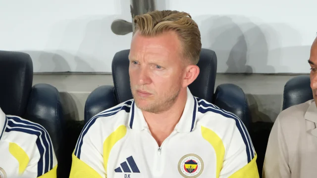 Dirk Kuyt en el banco de suplentes del Fenerbahce durante un partido de la liga turca.