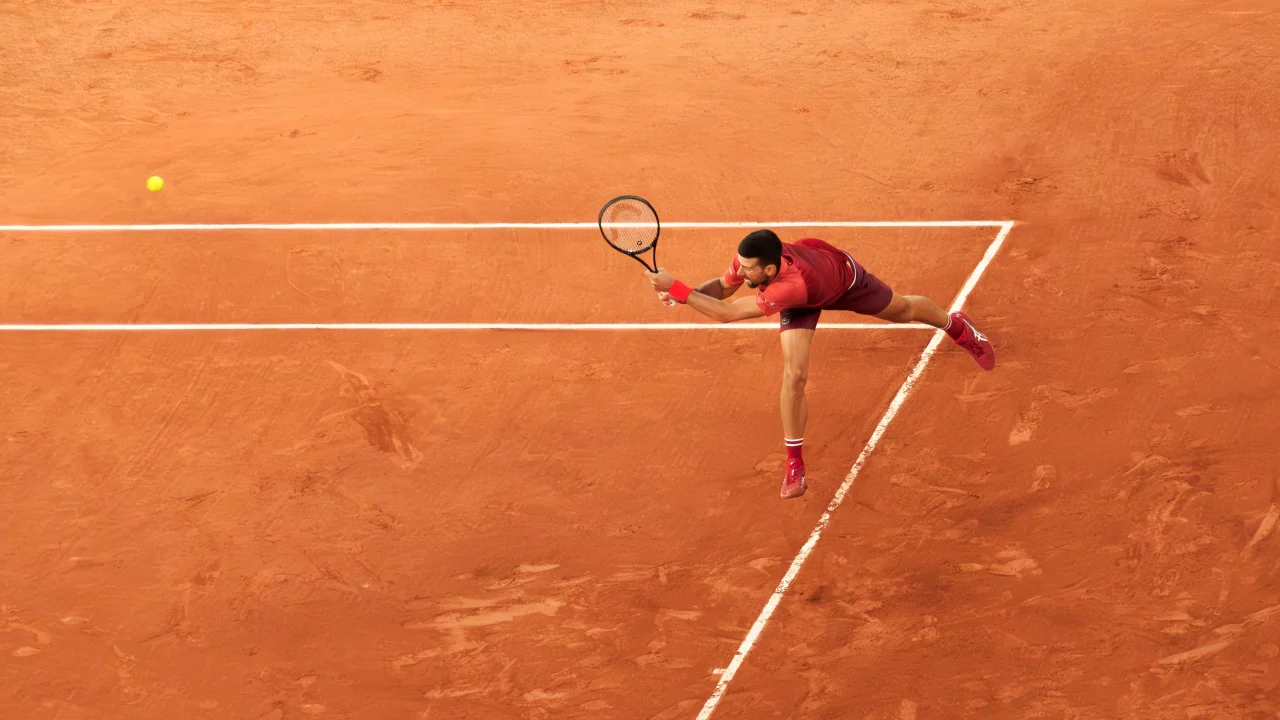 Novak Djokovic celebrando un punto durante un partido de tenis en el China Open de Pekín.