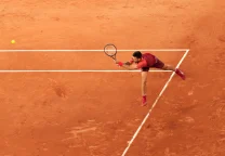 Novak Djokovic celebrando un punto durante un partido de tenis en el China Open de Pekín.