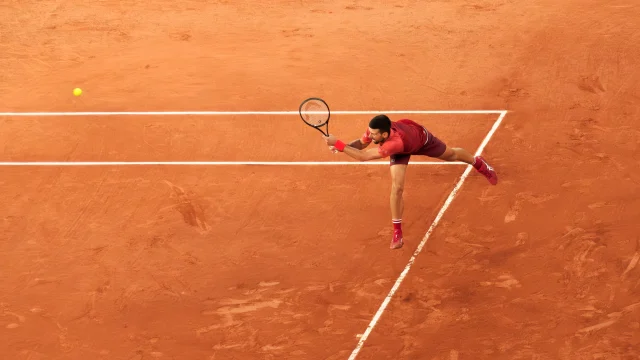 Novak Djokovic celebrando un punto durante un partido de tenis en el China Open de Pekín.