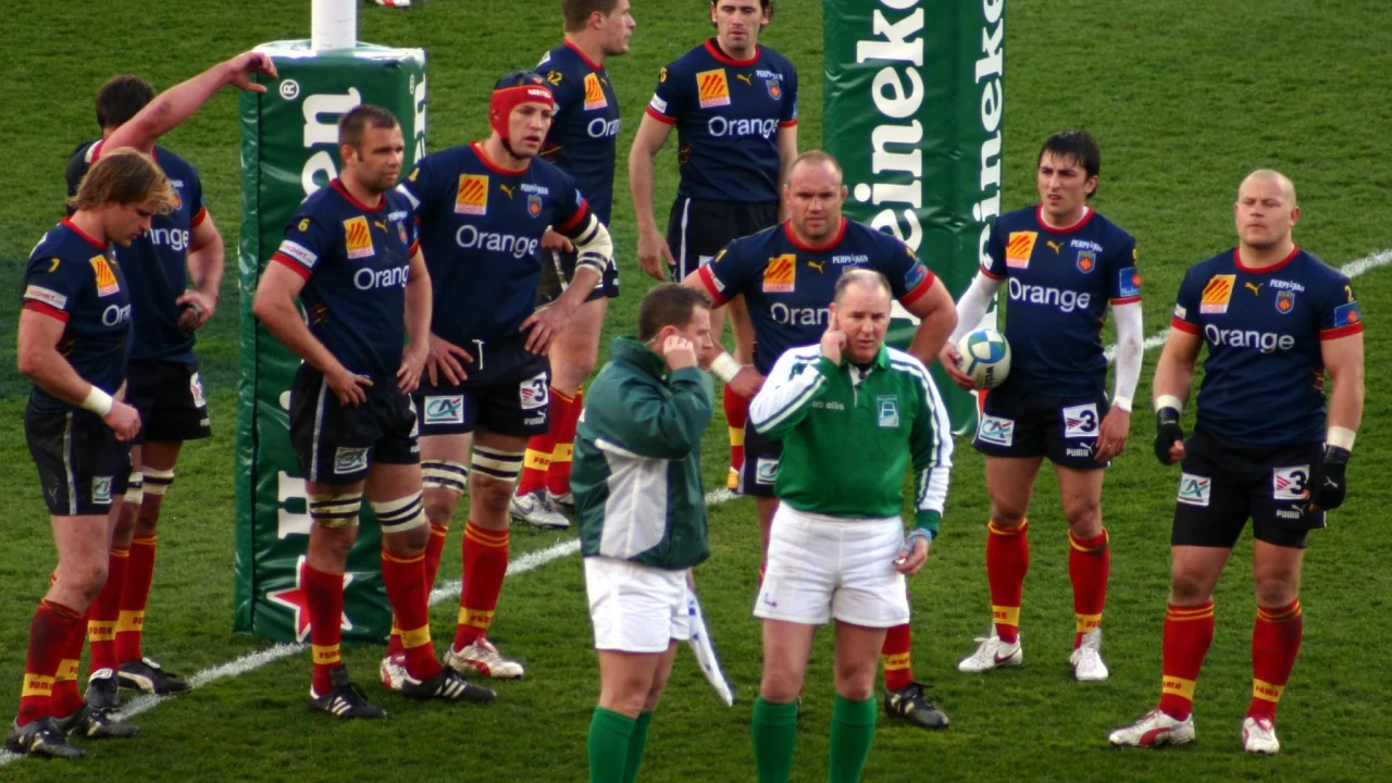 El wing Jared Rosser cruza la línea de try para Dragons en un partido en Rodney Parade.