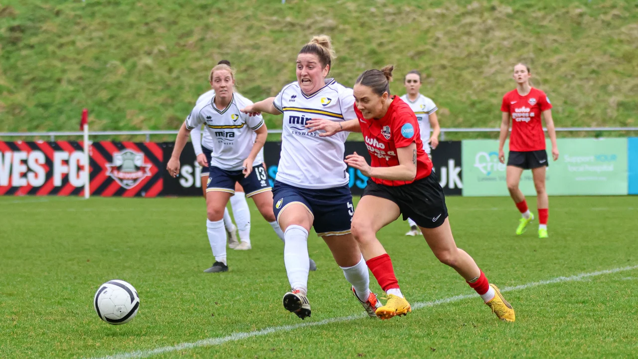 Emily Owen, ex capitana de Cheltenham Town Women, durante un partido con su equipo.