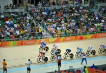 Emma Finucane con el maillot del equipo británico de ciclismo de pista en una competencia.
