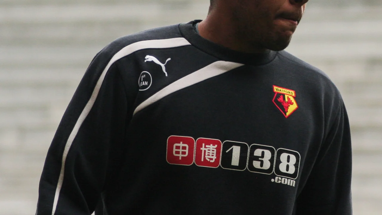 Troy Deeney, analista de fútbol, durante una transmisión televisiva sobre la Premier League.