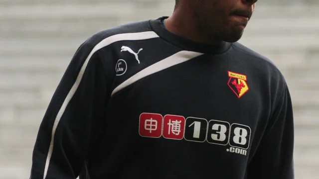 Troy Deeney, analista de fútbol, durante una transmisión televisiva sobre la Premier League.