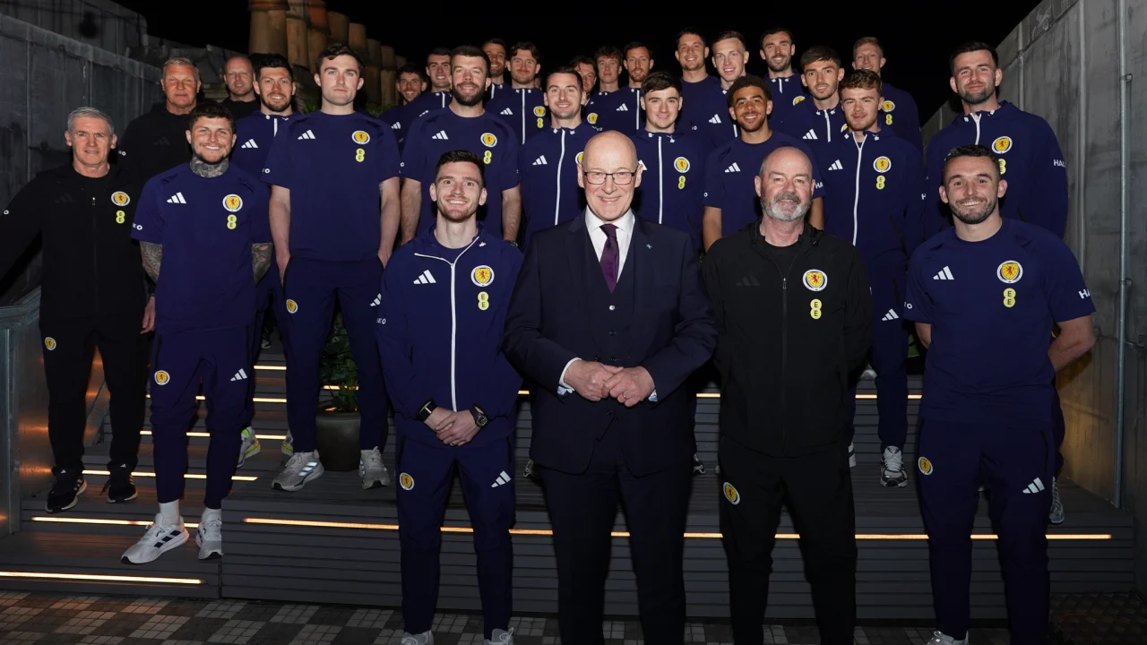 Andy Robertson durante un partido con la selección de Escocia.