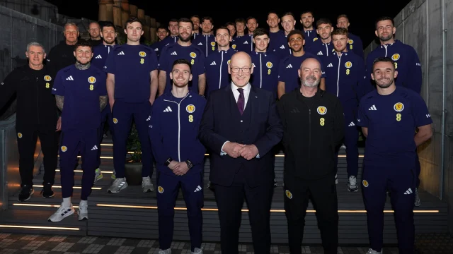 Andy Robertson durante un partido con la selección de Escocia.