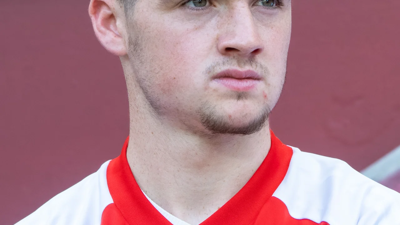 Findlay Curtis celebra un gol con la camiseta de Escocia Sub-21.
