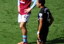 Jack Grealish con la camiseta de Everton durante un partido de la Premier League.