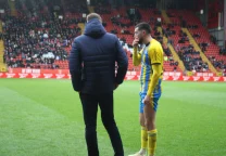 Finn Azaz con la camiseta de Southampton durante un partido oficial.