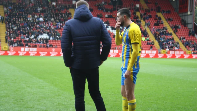 Finn Azaz con la camiseta de Southampton durante un partido oficial.