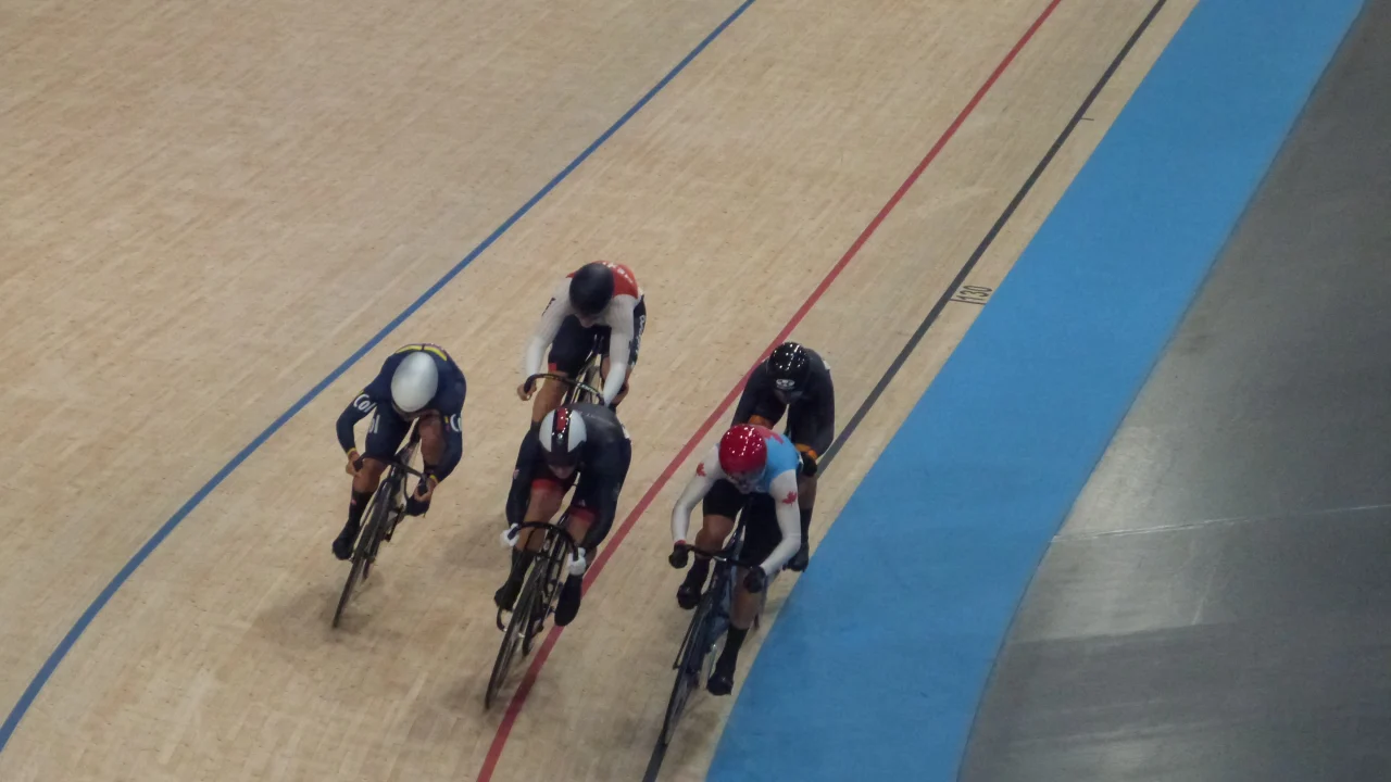 Emma Finucane compitiendo con el equipo de Gran Bretaña en una prueba de ciclismo de pista.