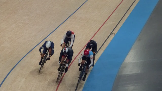 Emma Finucane compitiendo con el equipo de Gran Bretaña en una prueba de ciclismo de pista.