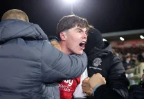 El defensor Conor Haughey celebra junto a los hinchas de Fleetwood Town tras convertir el penal decisivo ante Arsenal.