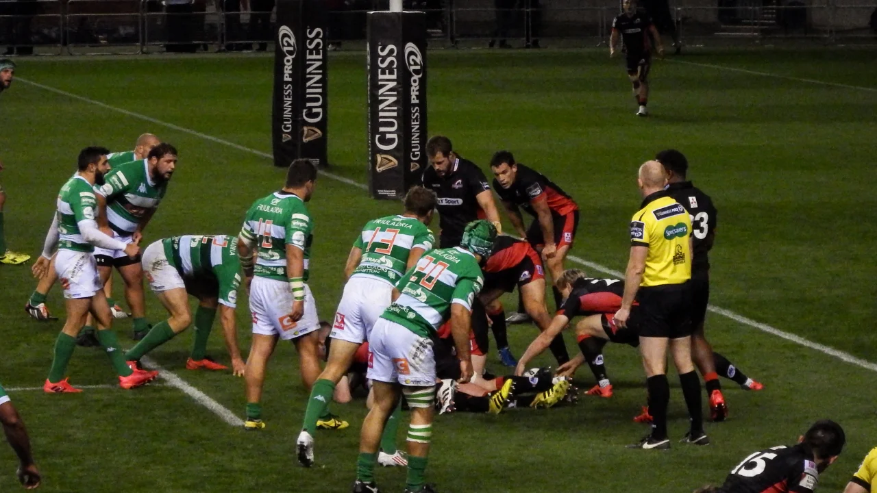 Ciaran Frawley celebra un try con la camiseta de Connacht en un partido de United Rugby Championship.