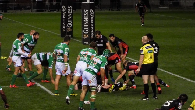 Ciaran Frawley celebra un try con la camiseta de Connacht en un partido de United Rugby Championship.