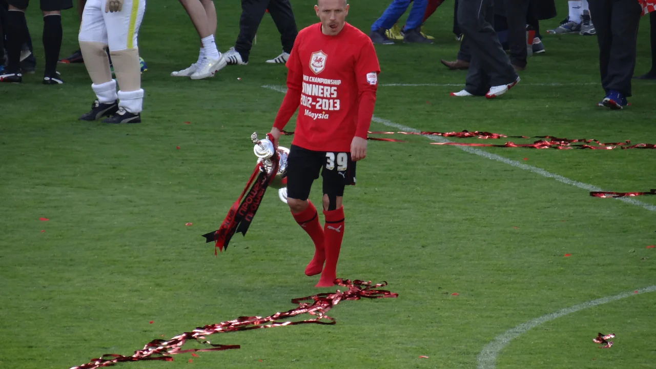 Craig Bellamy dirigiendo a la selección de Gales desde el borde del campo.