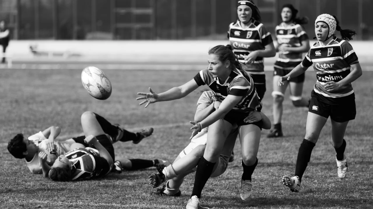 Jugadoras de la selección femenina de rugby de Gales celebrando una victoria en el torneo WXV.