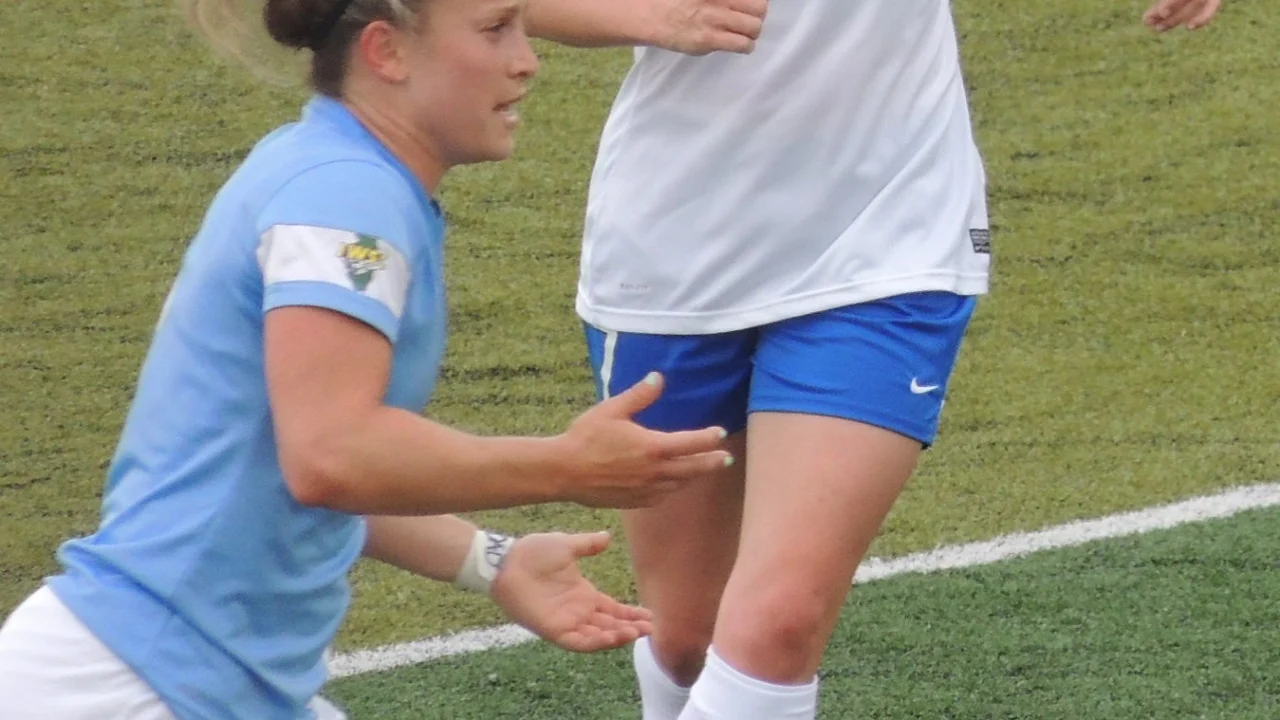 Rhian Wilkinson, entrenadora de la selección femenina de Gales, durante un partido de su equipo.