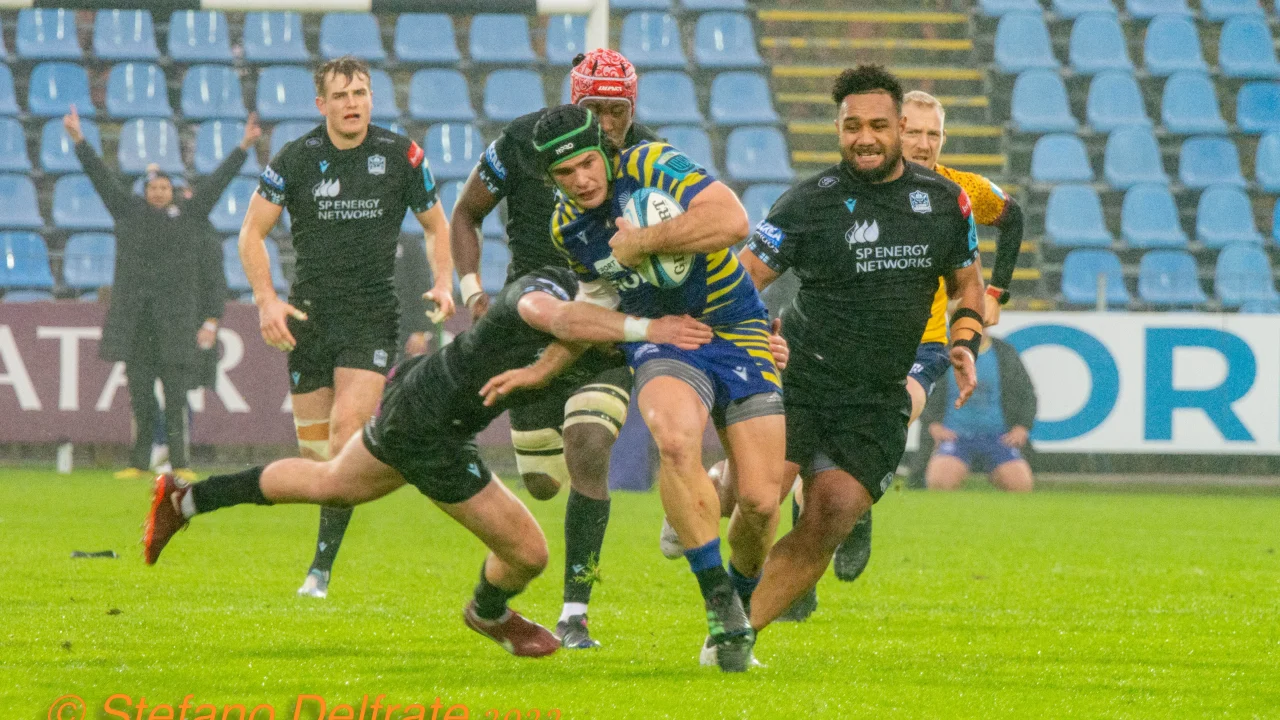 Jugadores de Glasgow Warriors en acción durante un partido de United Rugby Championship.