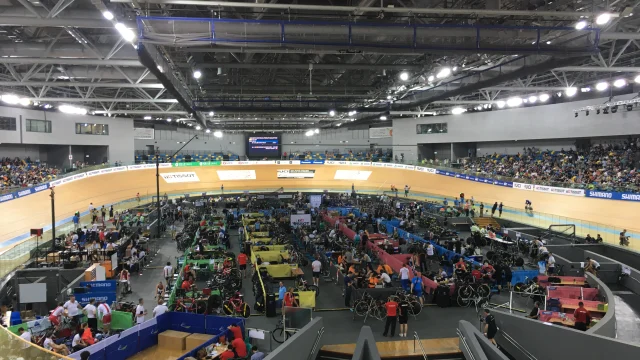Joe Truman, ciclista británico, durante una competencia de sprint por equipos en el velódromo.