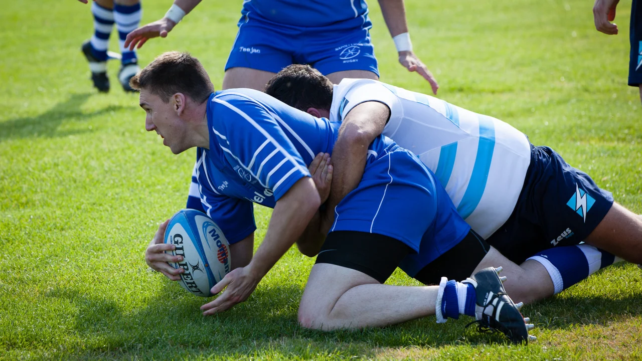 Hyron Andrews con la camiseta de Sale Sharks durante un partido de rugby.