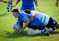 Hyron Andrews con la camiseta de Sale Sharks durante un partido de rugby.