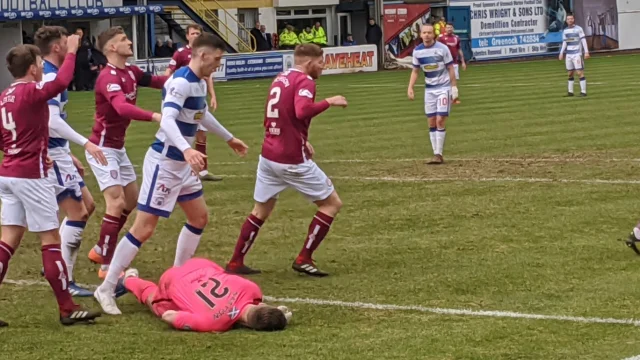 Ian Murray en el banco de suplentes de Greenock Morton durante un partido en Cappielow.