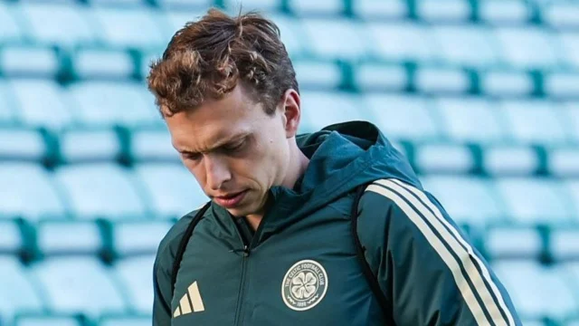 Alistair Johnston, lateral del Celtic, durante un partido de la Scottish Premiership.