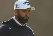 Jon Rahm durante un torneo de LIV Golf en 2024, vistiendo la indumentaria de su equipo.