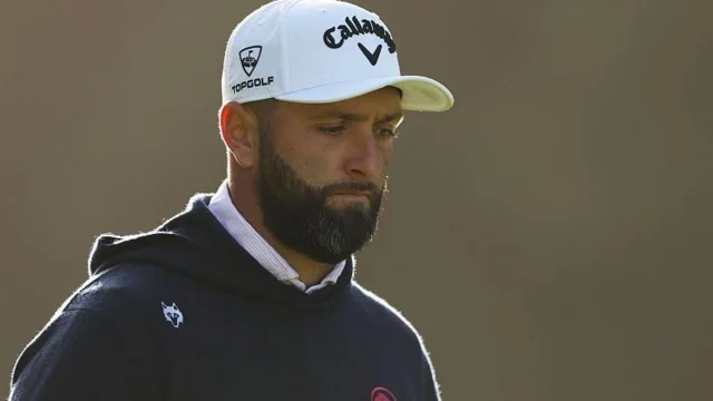 Jon Rahm durante un torneo de LIV Golf en 2024, vistiendo la indumentaria de su equipo.