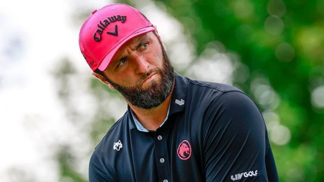 Jon Rahm con la indumentaria de su equipo Legion XIII durante un torneo de LIV Golf.